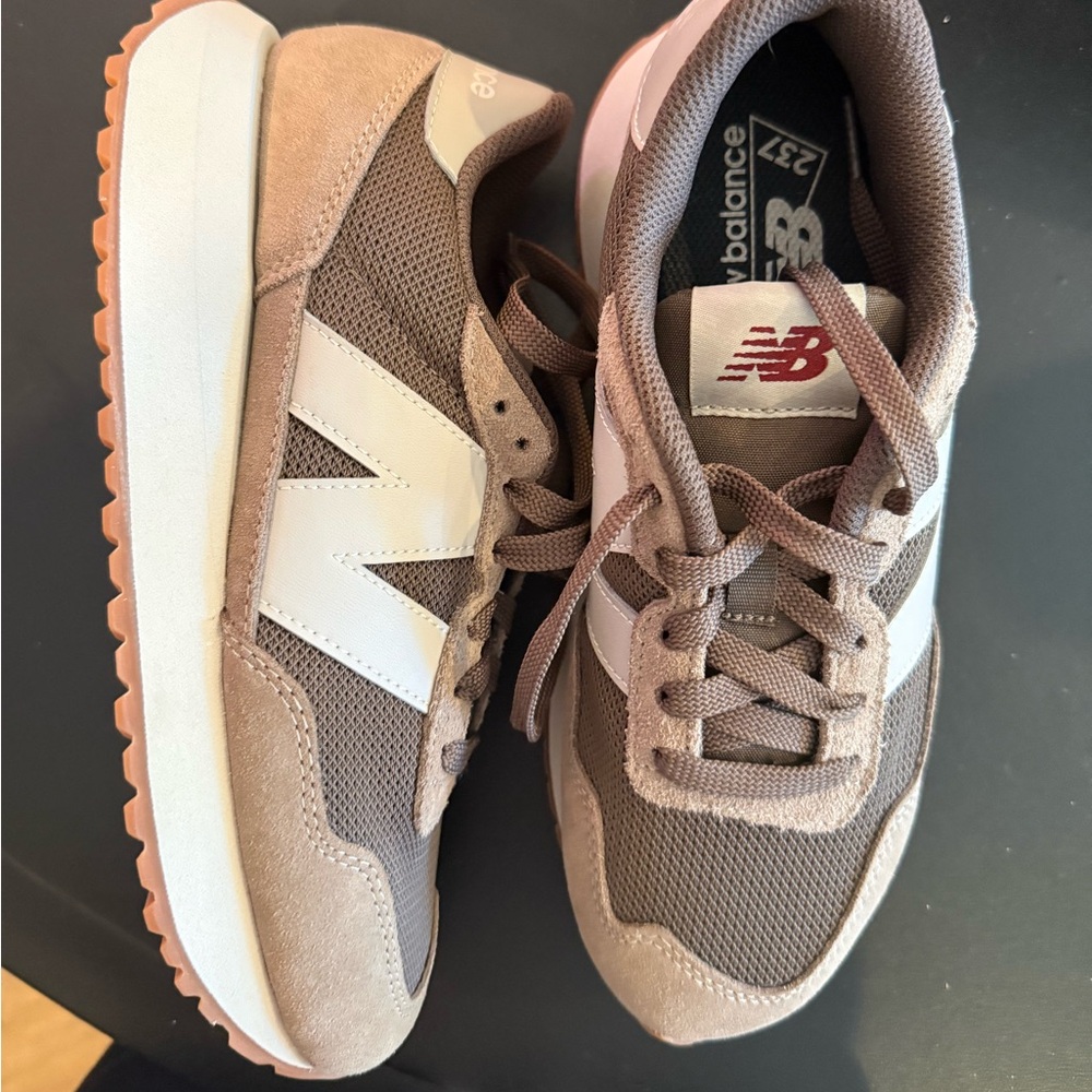 New Balance 237 - size 7.5 BRAND NEW NEVER WORN